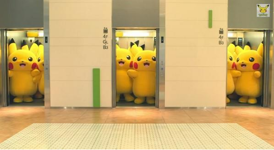 Một phút giải trí với những chú Pikachu đáng yêu đi thang máy